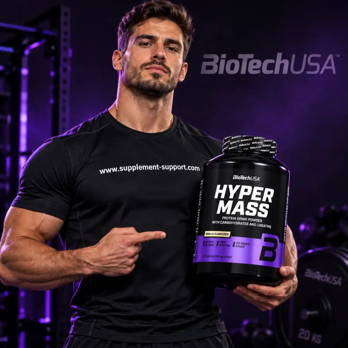 Muskulöser Mann hält eine Dose BioTech USA Hyper Mass Protein Drink Powder im Fitnessstudio.