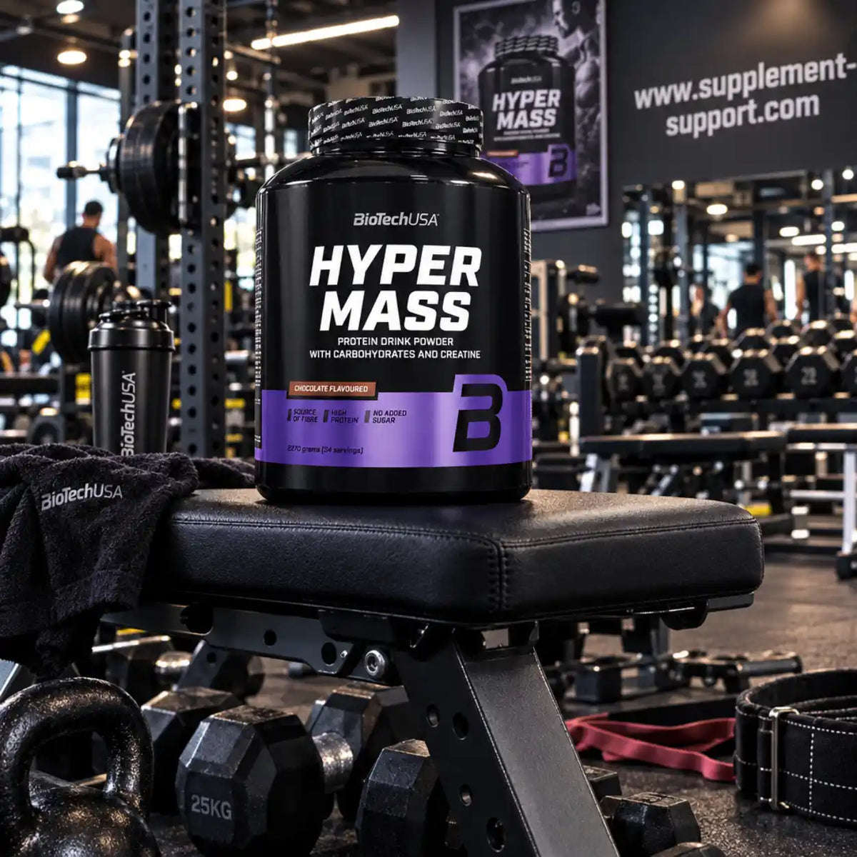 BioTech USA Hyper Mass Protein-Pulver Dose auf einer Hantelbank im Fitnessstudio