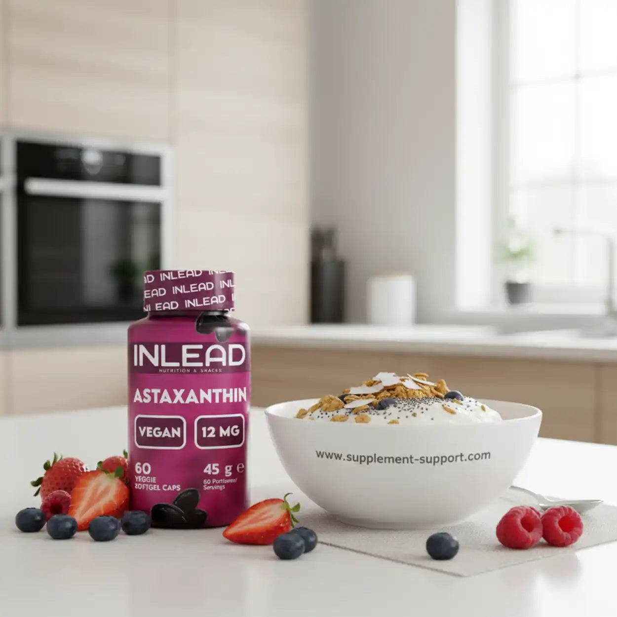 Astaxanthin Nahrungsergänzung vegan 12mg, Beeren, Müsli-Schale auf Küchentisch