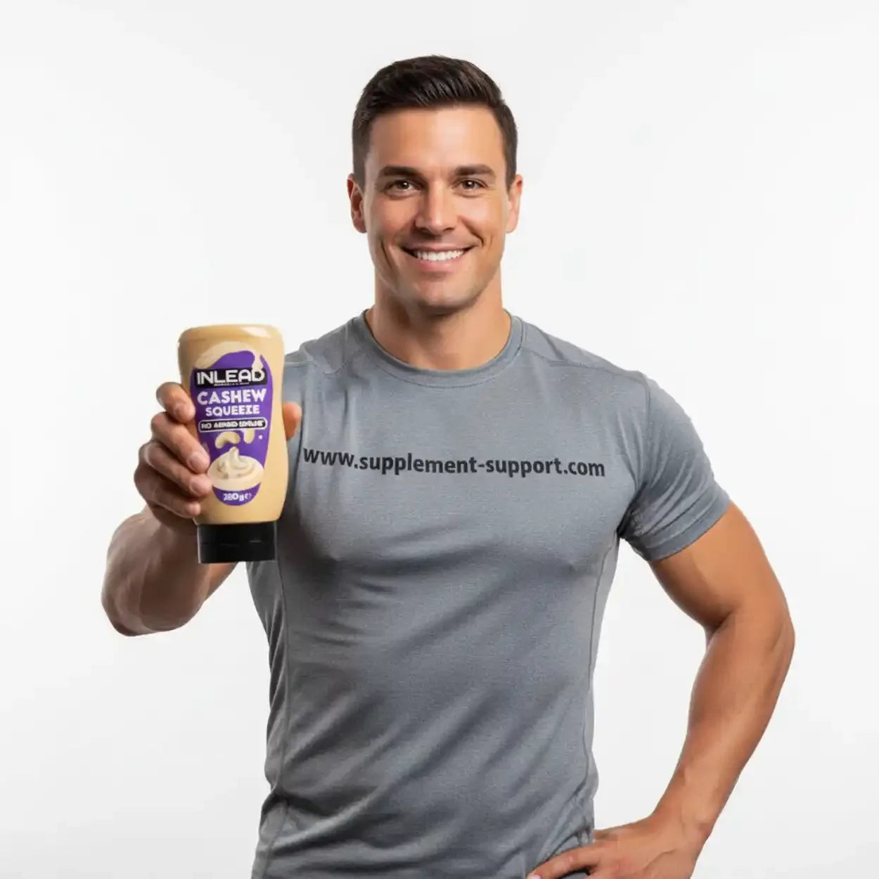 Sportler mit grauem Shirt hält INLEAD Cashew Squeeze von Supplement-Support.com