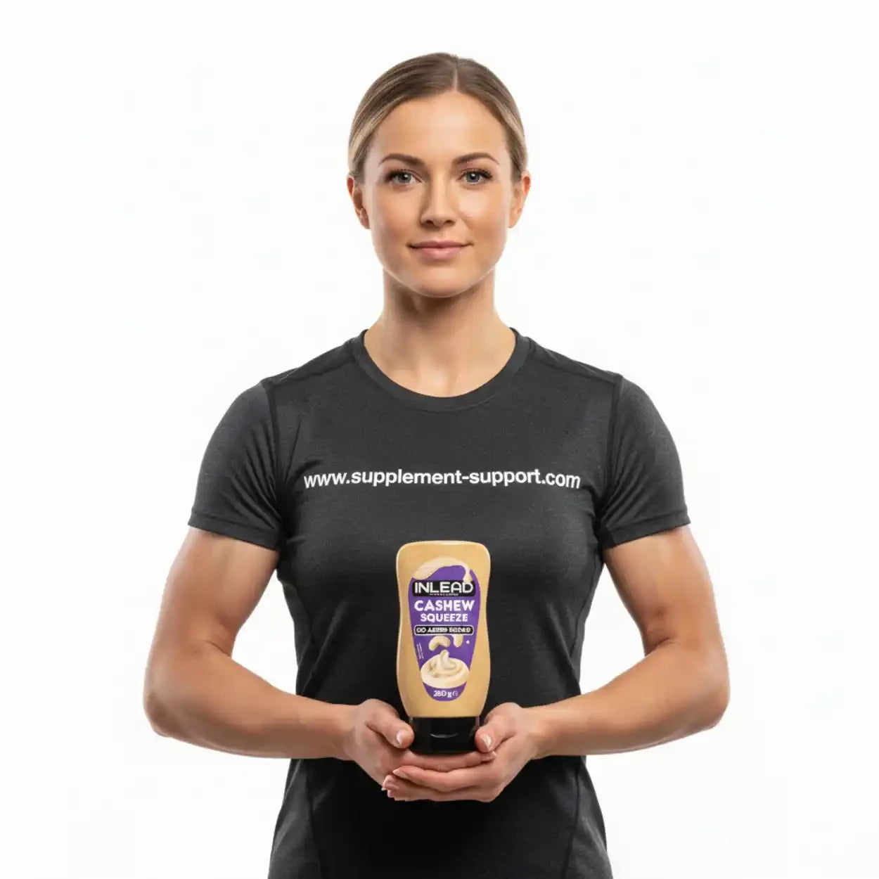 Sportlerin mit supplement-support.com Shirt hält INLEAD Cashew Squeeze, Sportnahrung aus Berlin