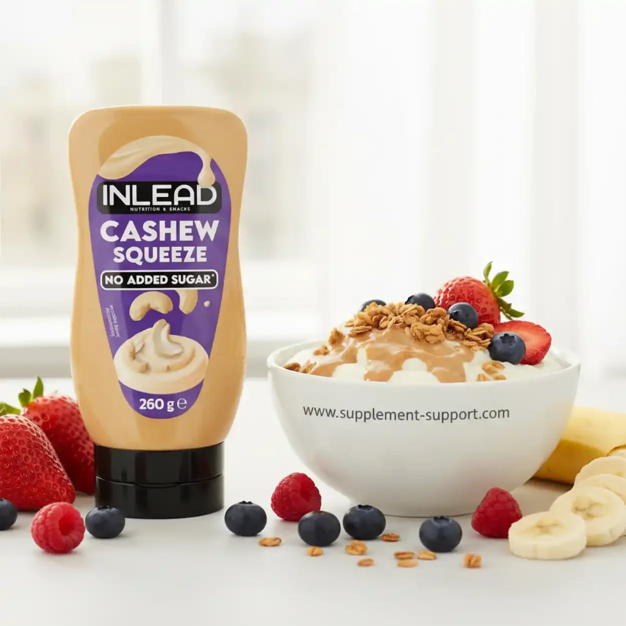 INLEAD Cashew Squeeze ohne Zuckerzusatz neben Joghurt mit Früchten und Granola, Supplement-Support