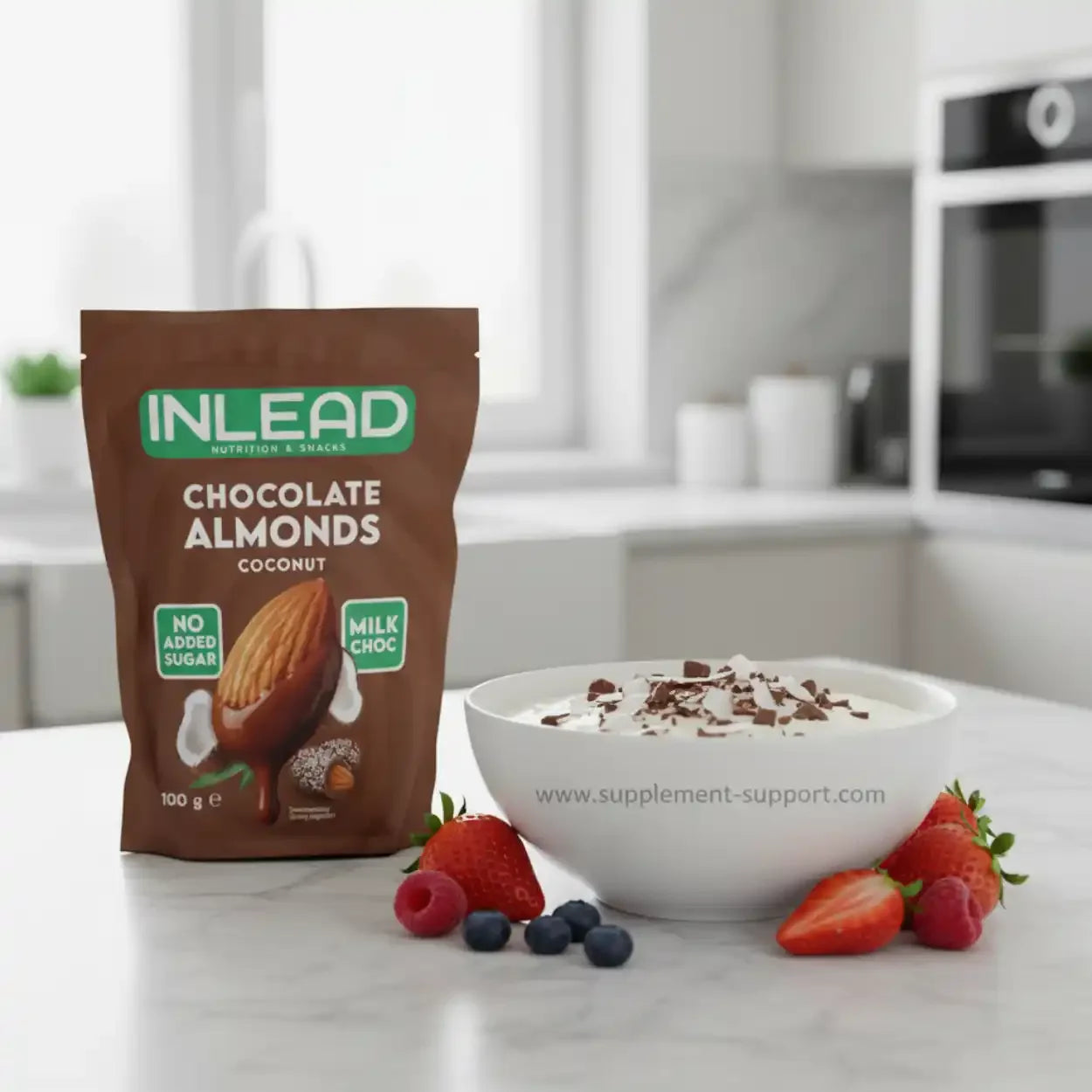 INLEAD Chocolate Almonds Kokosnuss Snack, 100g, auf Küchentheke mit Joghurt und Beeren, Supplement-Support.com