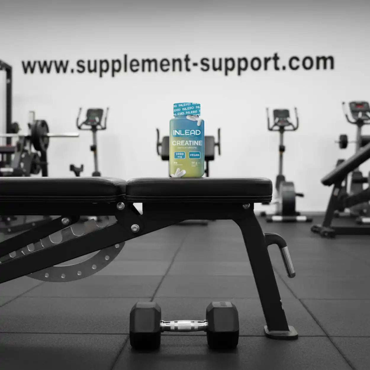 Inlead Creatine Kapseln auf Hantelbank im Fitnessstudio mit Hanteln und Fitnessgeräten