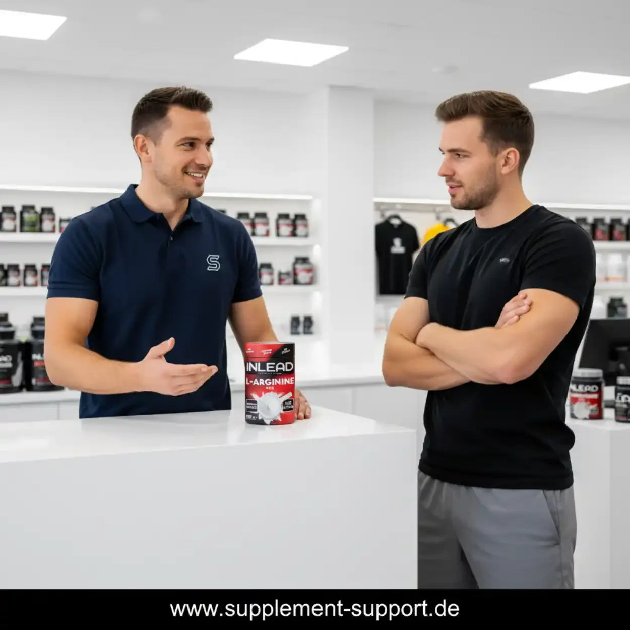 Zwei Männer beraten sich im Supplement-Support.com Laden über INLEAD L-Arginin Sportnahrung.