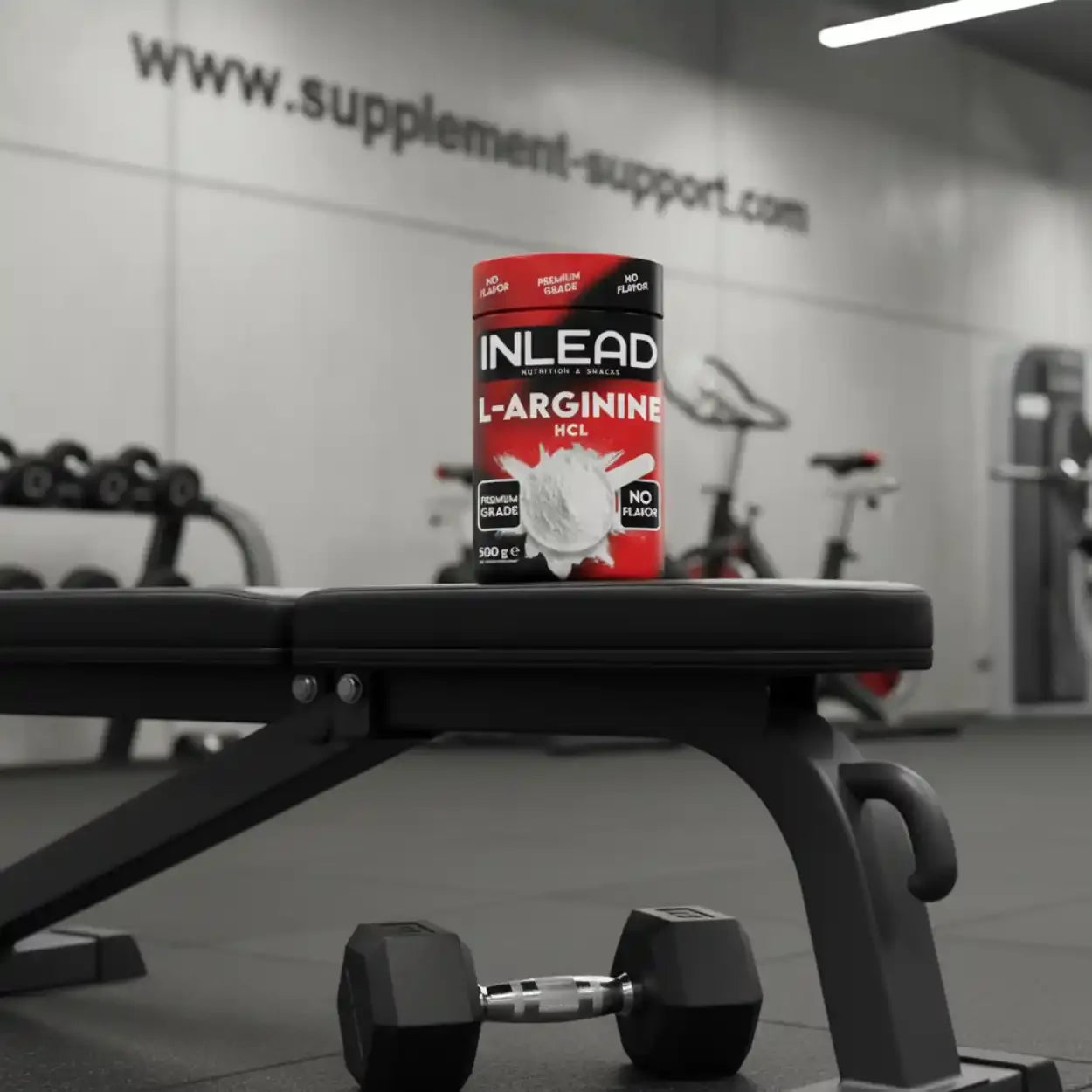 INLEAD L-Arginin HCL 500g Dose auf Trainingsbank im Fitnessstudio, Hantel und Cardio-Geräte im Hintergrund, supplement-support.com