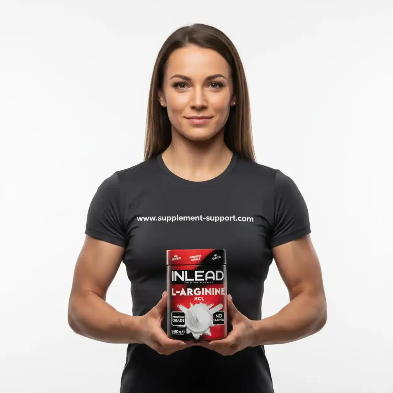 Sportliche Frau mit supplement-support.com Shirt hält INLEAD L-Arginin HCL 500g Dose