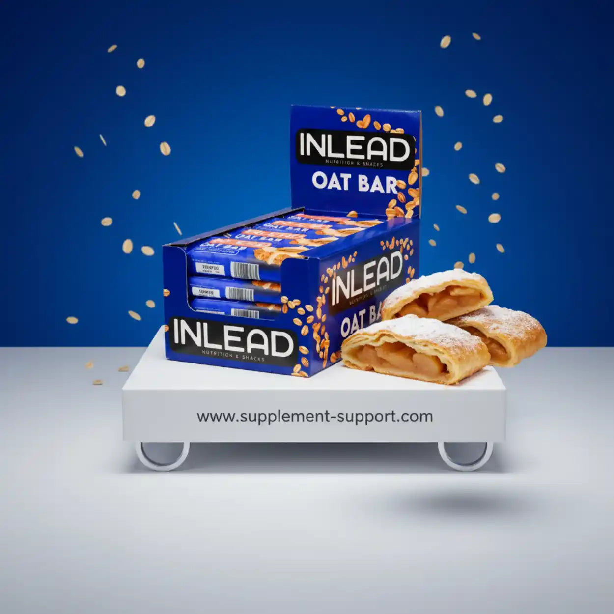 INLEAD Oat Bar 20er Karton Apfelstrudel-Geschmack vor blauem Hintergrund, daneben Apfelstrudelstücke und Haferflocken