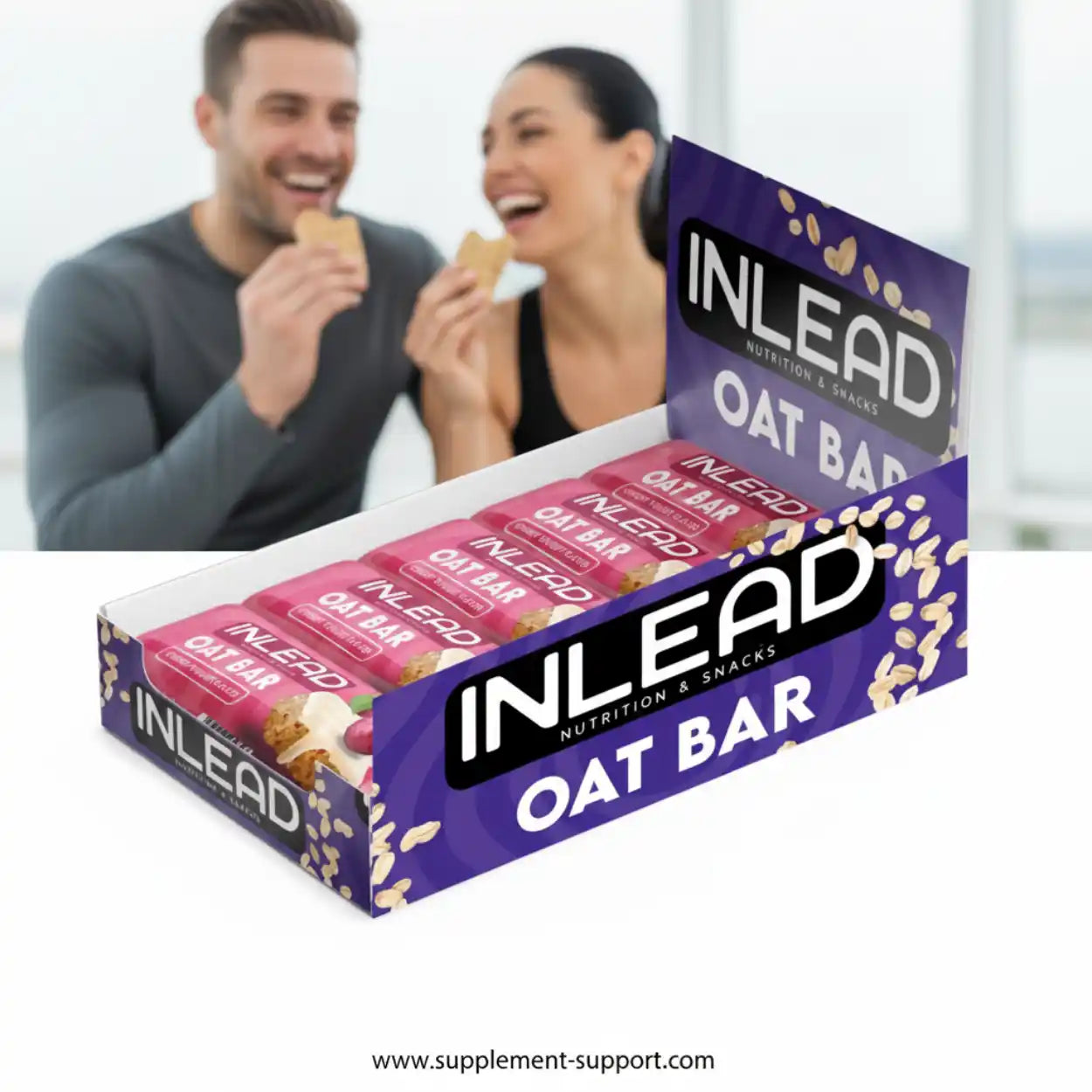 Vorratskarton INLEAD Oat Bar Kirsch-Joghurt, Müsliriegel, zwei lachende Personen essen Riegel