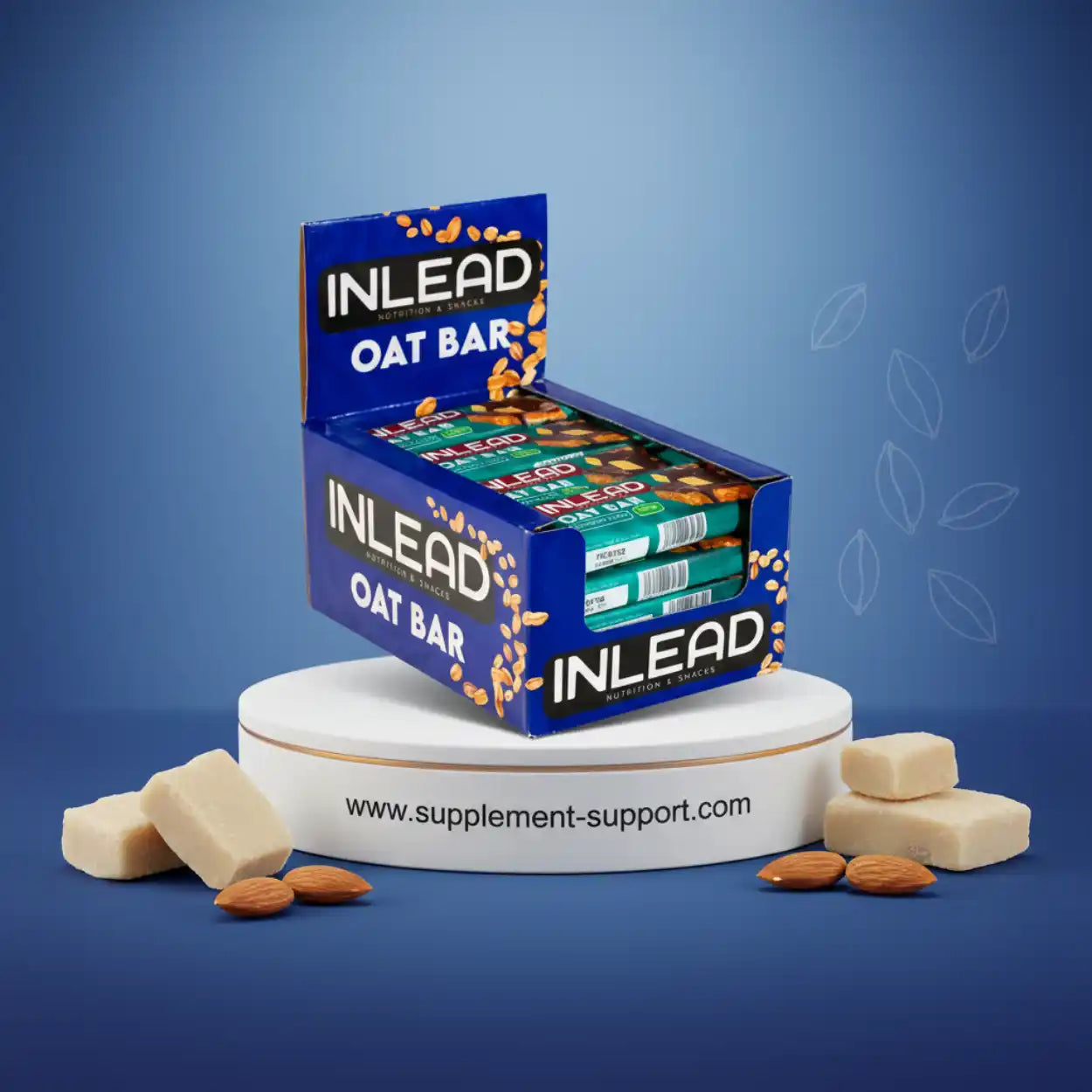 Inlead Oat Bar Marzipan im 20er Karton, Proteinriegel auf Podest mit Mandeln und Marzipanwürfeln