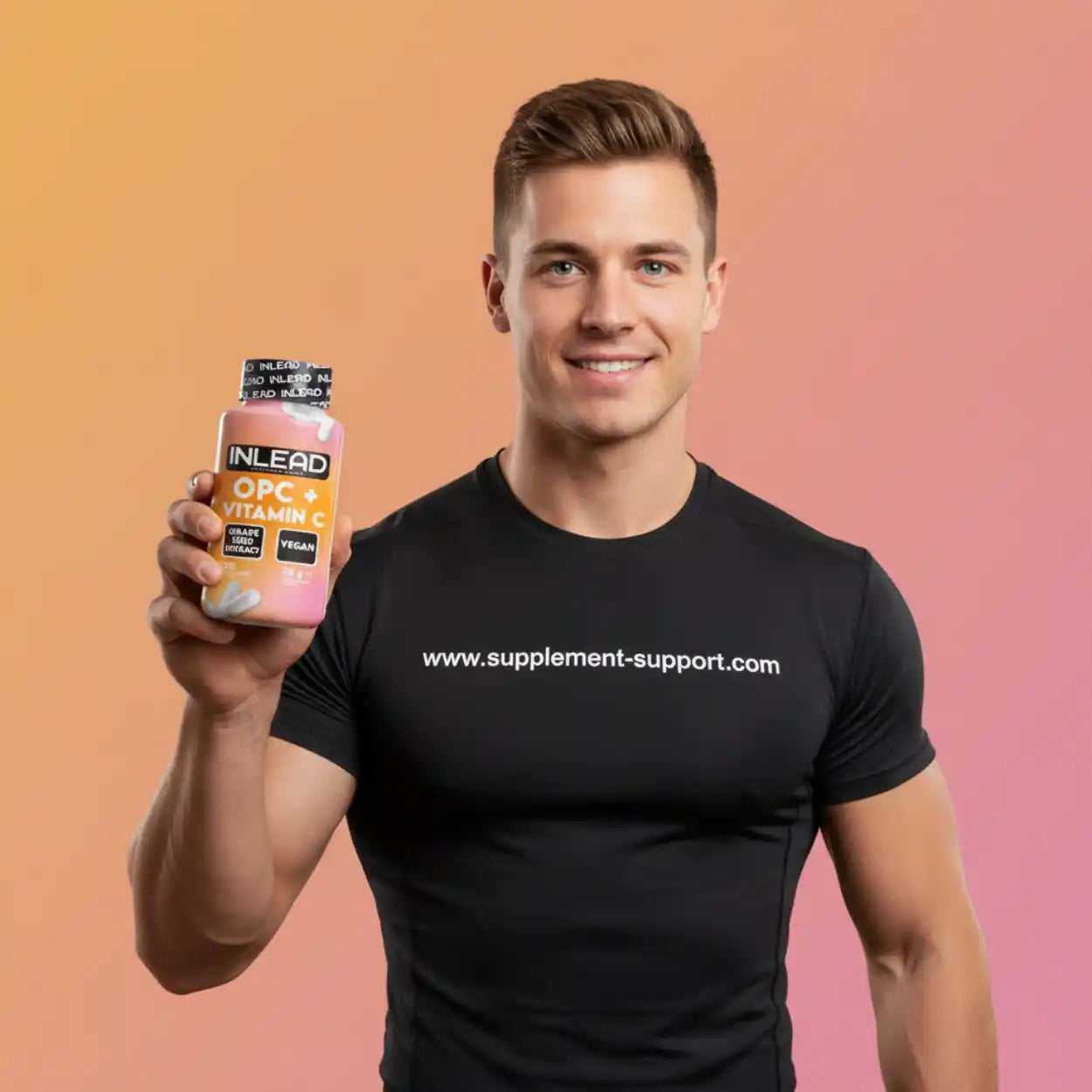 Sportlicher Mann hält INLEAD OPC + Vitamin C Kapseln, Nahrungsergänzung, vor pastellfarbenem Hintergrund.