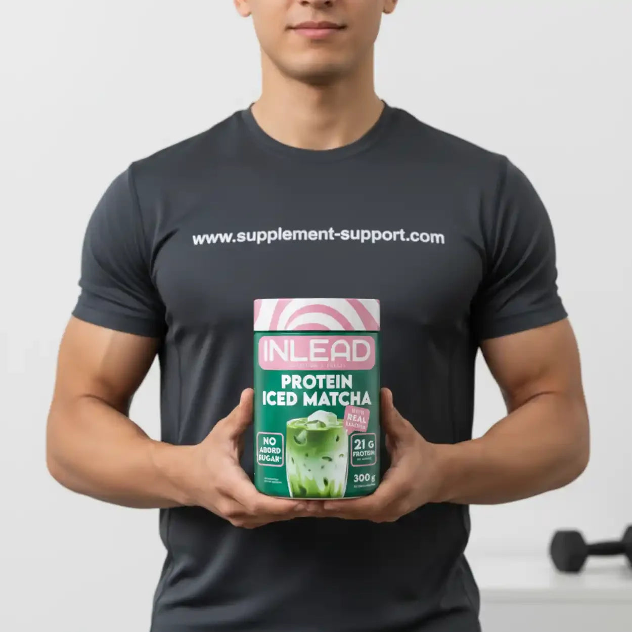 Sportler hält INLEAD Protein Iced Matcha 300g von Supplement-Support.com in Händen