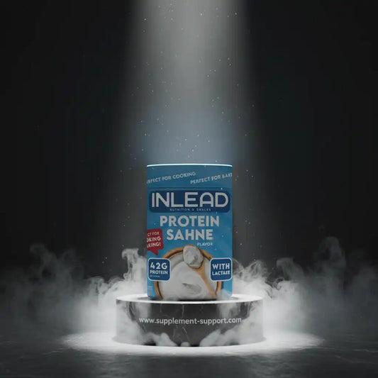 INLEAD Protein Sahne mit 42g Protein, ideal für Fitness & Kochen, mit Lactase, auf Podest mit Nebel