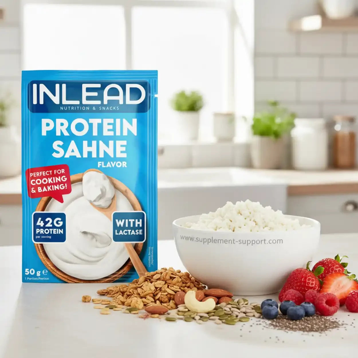 INLEAD Protein Sahne Probe 50g mit Lactase, Müslimix, frische Beeren und Nüsse in moderner Küche