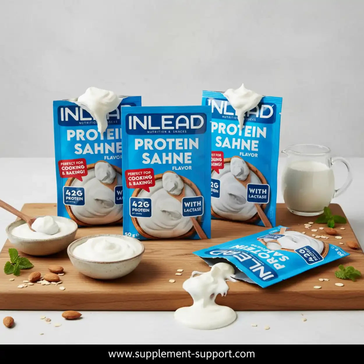 INLEAD Protein Sahne Proben mit Sahne, Mandeln und Milch auf Holzbrett, Supplement-Support.com