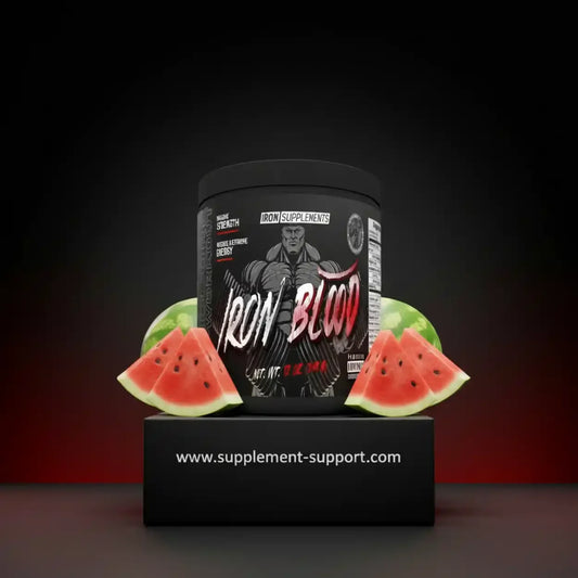 Trainingsbooster Dose Iron Blood mit Wassermelonen-Geschmack vor schwarzem Hintergrund