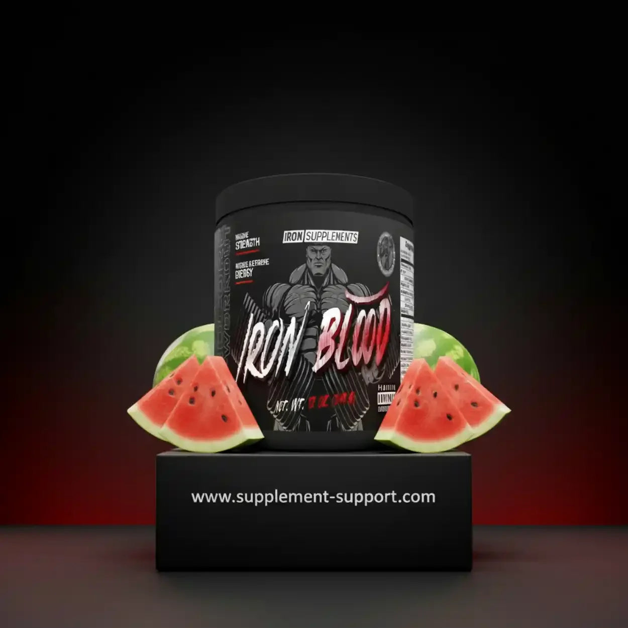 Trainingsbooster Dose Iron Blood mit Wassermelonen-Geschmack vor schwarzem Hintergrund