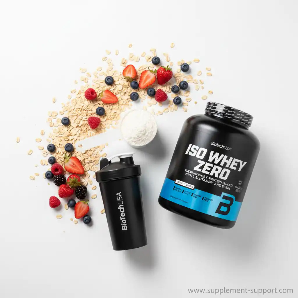 BioTechUSA Iso Whey Zero Proteinpulver mit Beeren und Haferflocken auf weißem Hintergrund