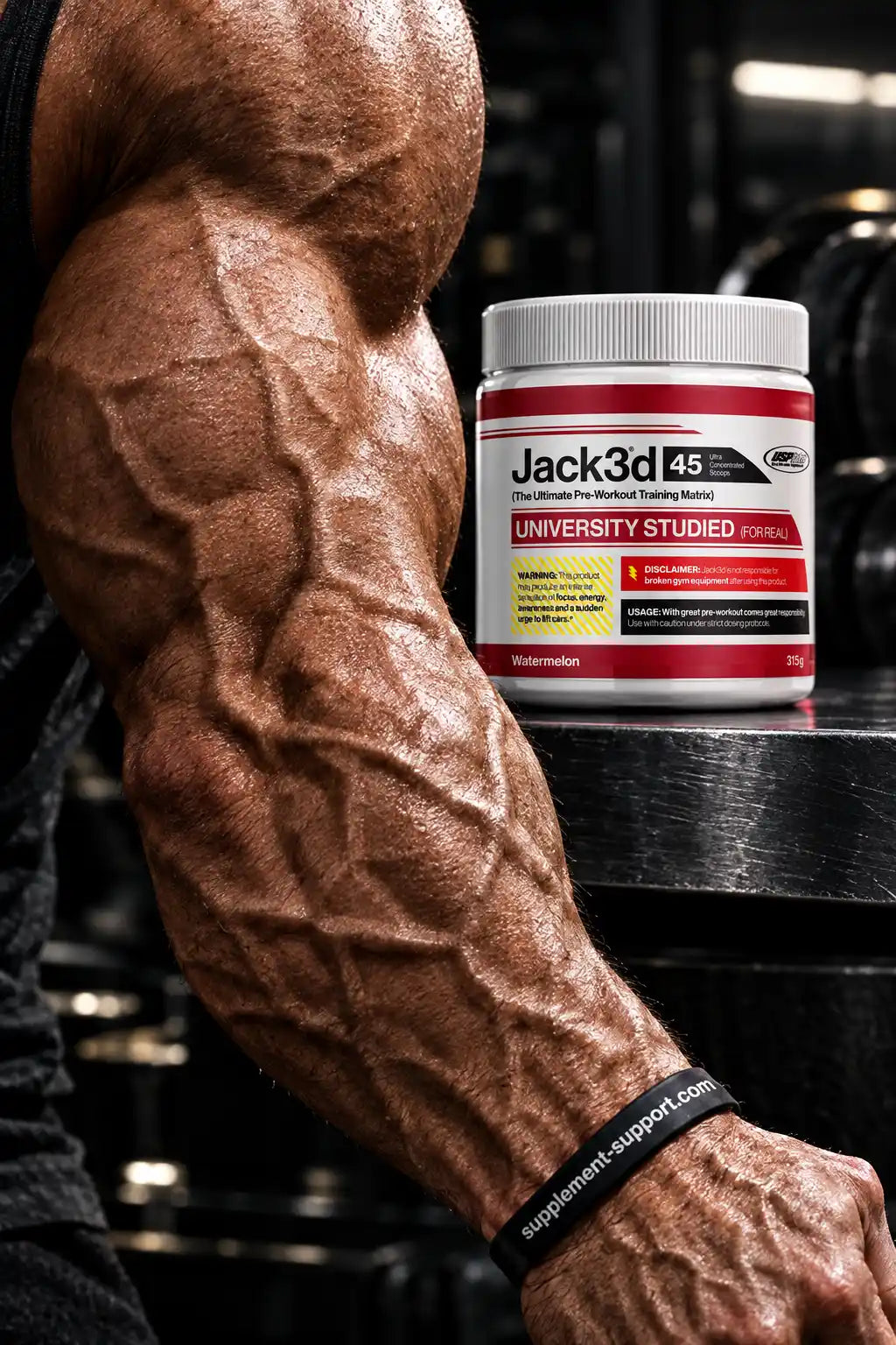 USP Labs Jack3d Advanced Pre Workout Booster Dose neben einem muskulösen Arm.