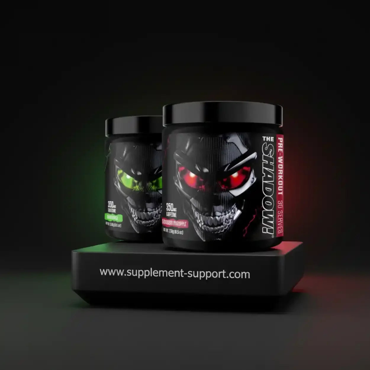 Zwei Dosen Pre-Workout Booster mit auffälligem Totenkopf-Design auf schwarzem Podest