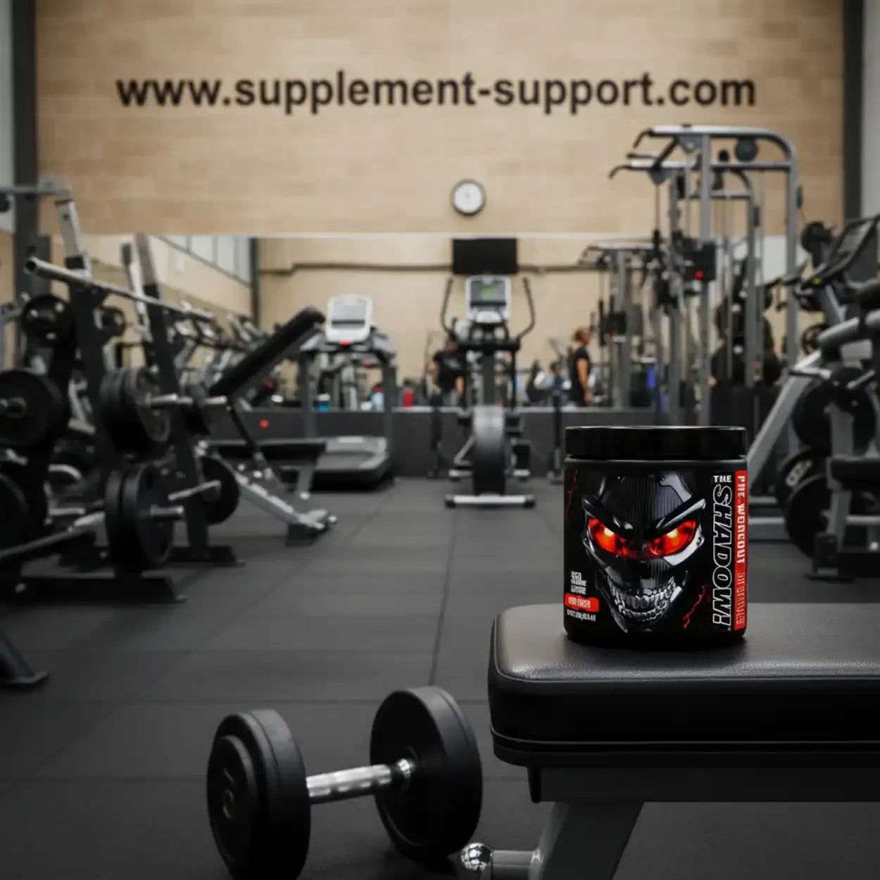 The Shadow Pre Workout Booster Dose im Fitnessstudio, Hantelbank und Hantel im Vordergrund