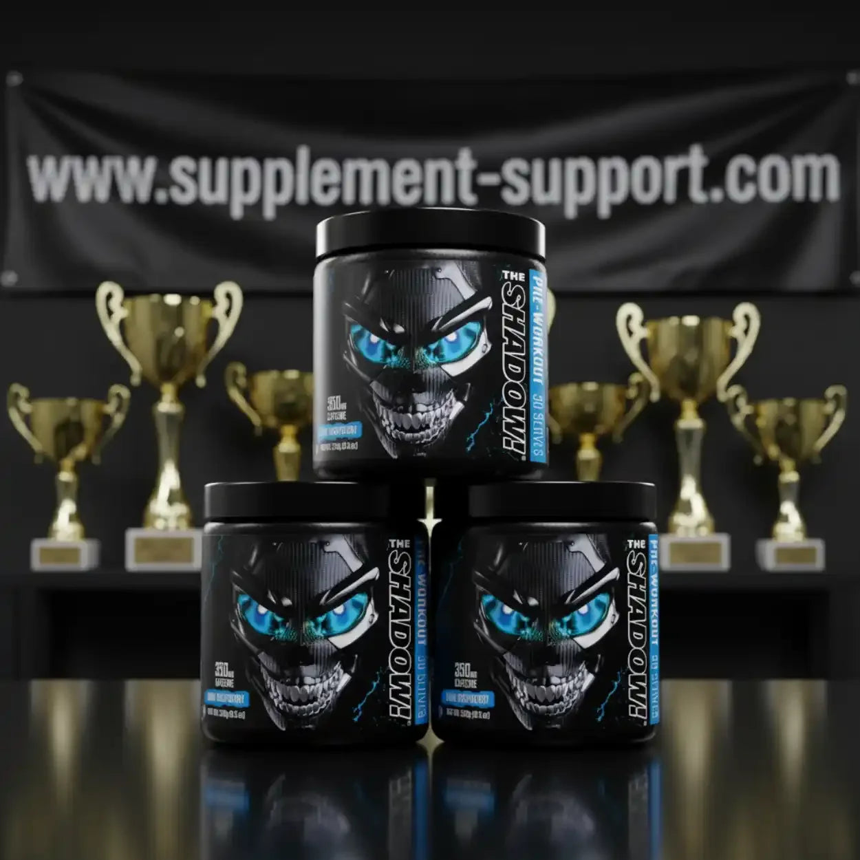 The Shadow Pre-Workout Booster Dose mit markantem Gesichtsetikett, vor Pokalen, Fitness Supplement