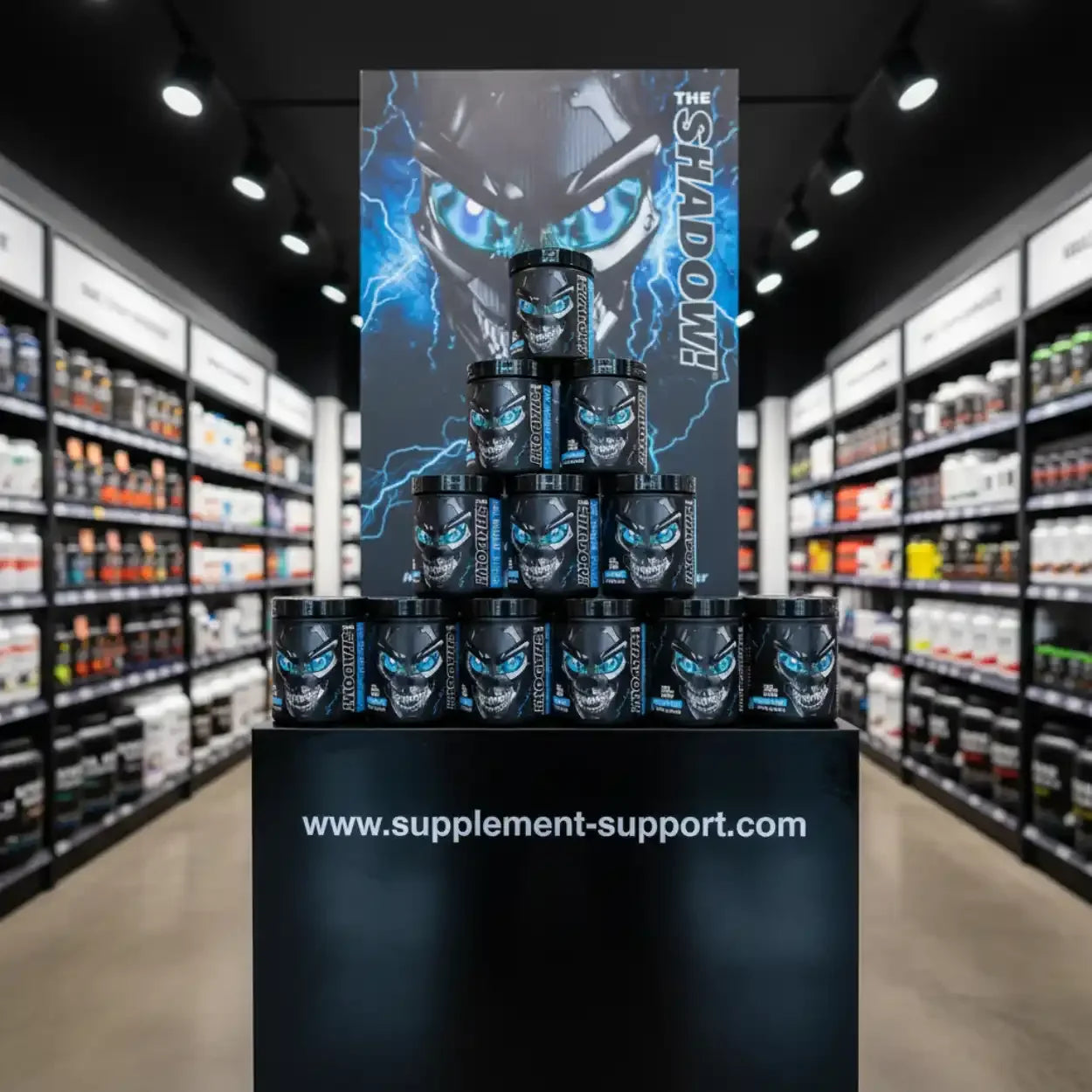 JNX The Shadow Pre-Workout Booster Display im Sportnahrungsladen, Regale im Hintergrund