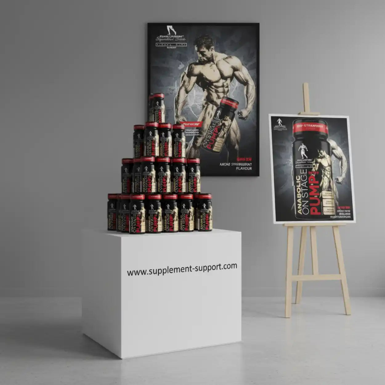 Pyramide aus On Stage Pump Shots 60ml, Fitness Supplement, vor Bodybuilding-Postern aufgestellt