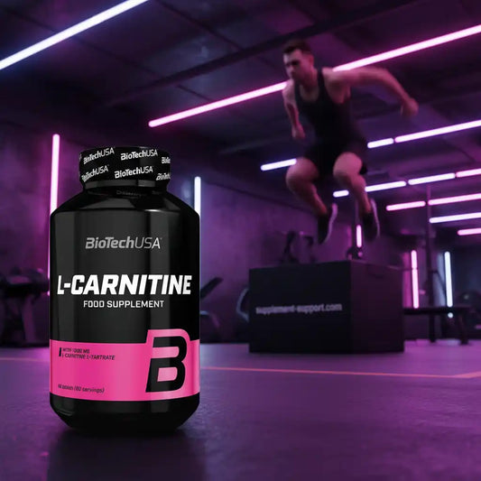 BioTechUSA L-Carnitin Nahrungsergänzungsmittel für Sportler im Fitnessstudio mit pinker Beleuchtung