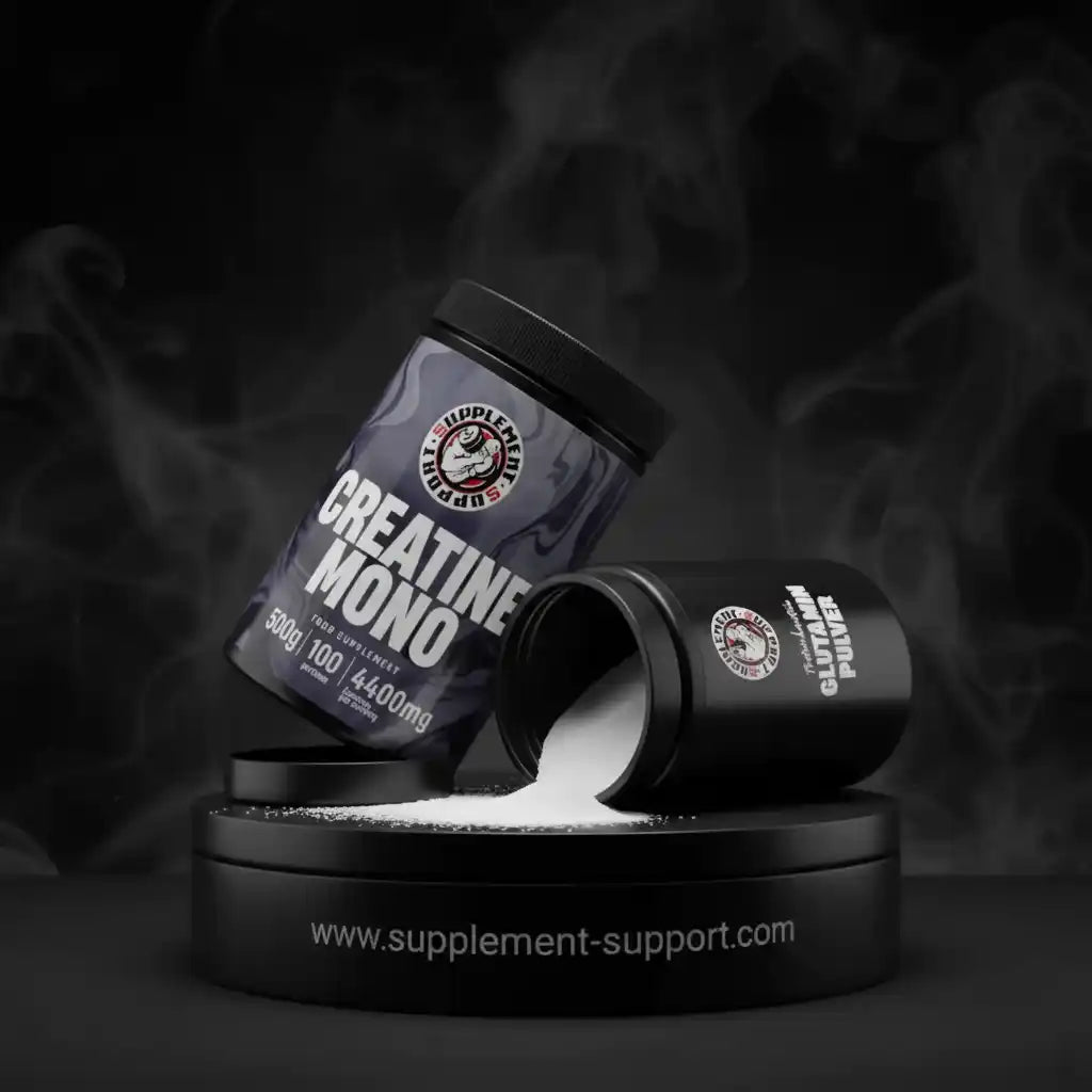 Creatine Mono Sportnahrung Dose mit weißem Pulver auf schwarzem Sockel vor dunklem Hintergrund