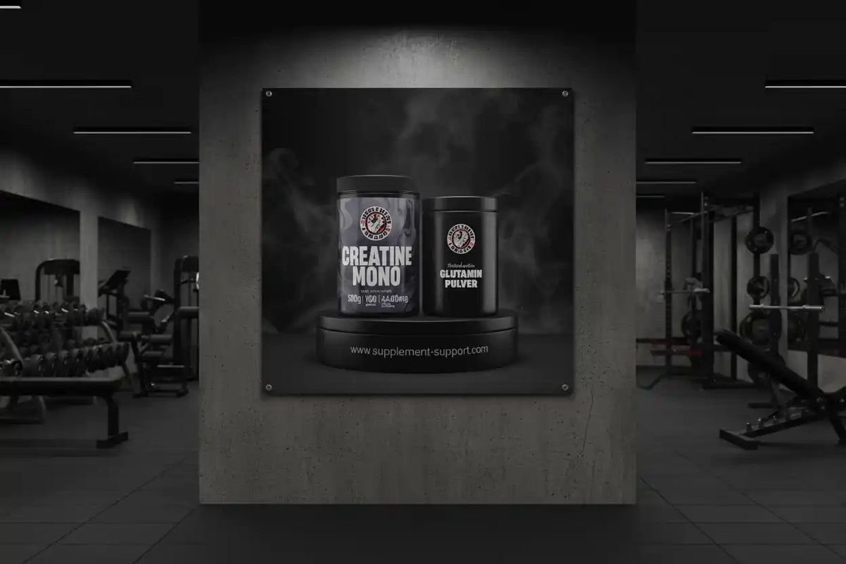 Creatine Mono und Glutamin Pulver von Supplement-Support in einem Fitnessstudio.