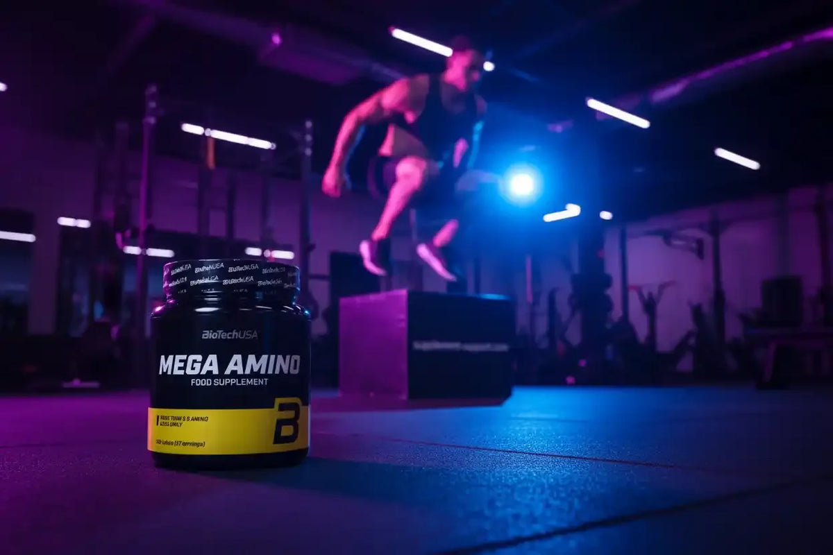 BioTechUSA Mega Amino Nahrungsergänzung im Fitnessstudio mit Athleten-Training