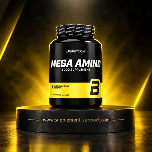 BioTech USA MEGA AMINO Nahrungsergänzungsmittel in einer schwarzen Dose auf einem Podest.