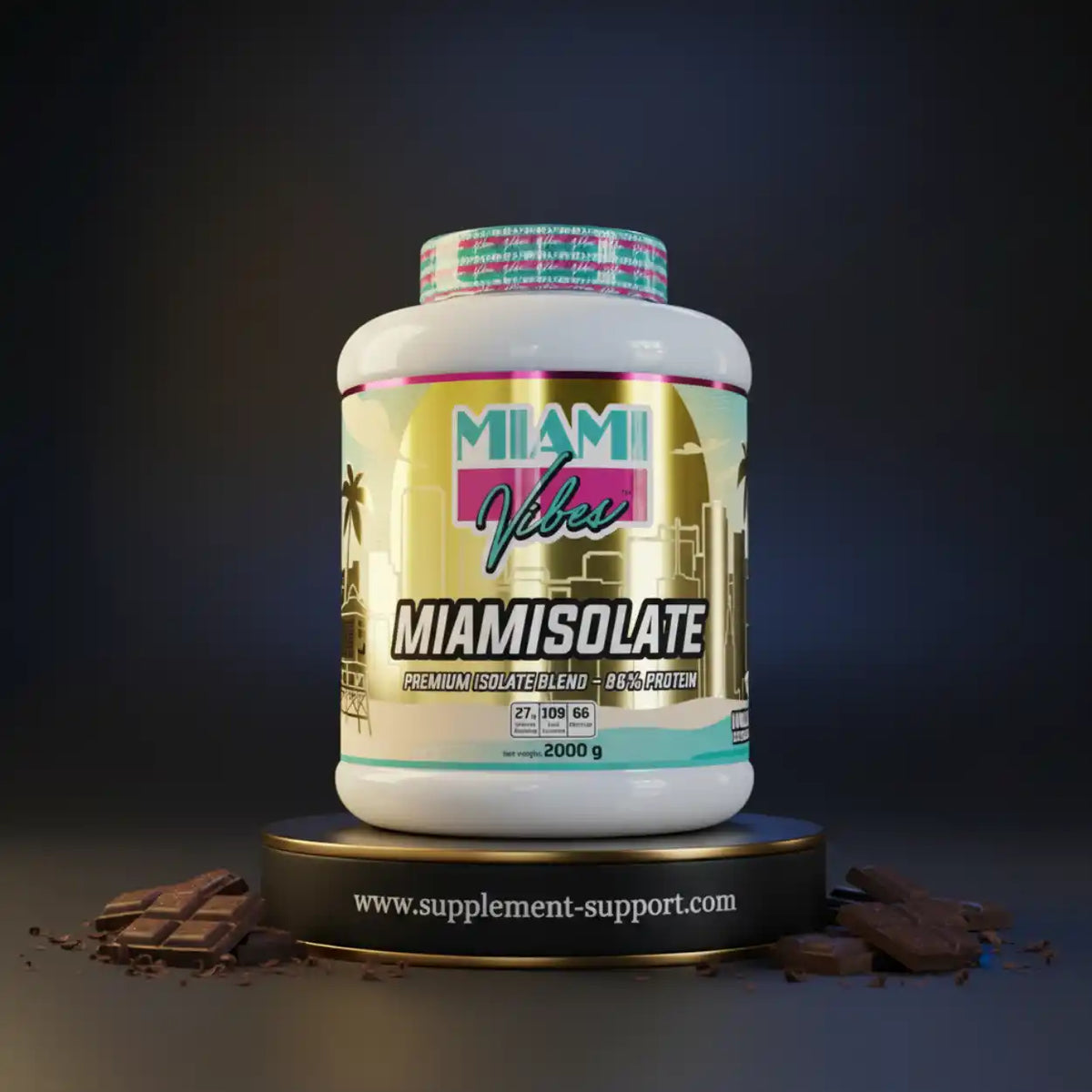 MIAMI VIBES Miamisolate Proteinpulver, 2000 g Dose auf Podest mit Schokoladenstücken