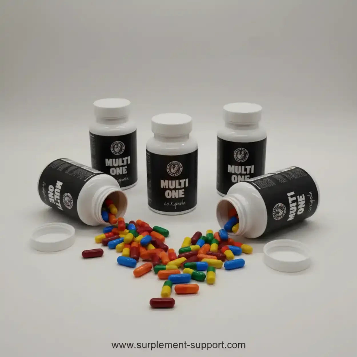 Bunte Multivitamin-Kapseln vor mehreren Multi One Flaschen auf weißem Hintergrund