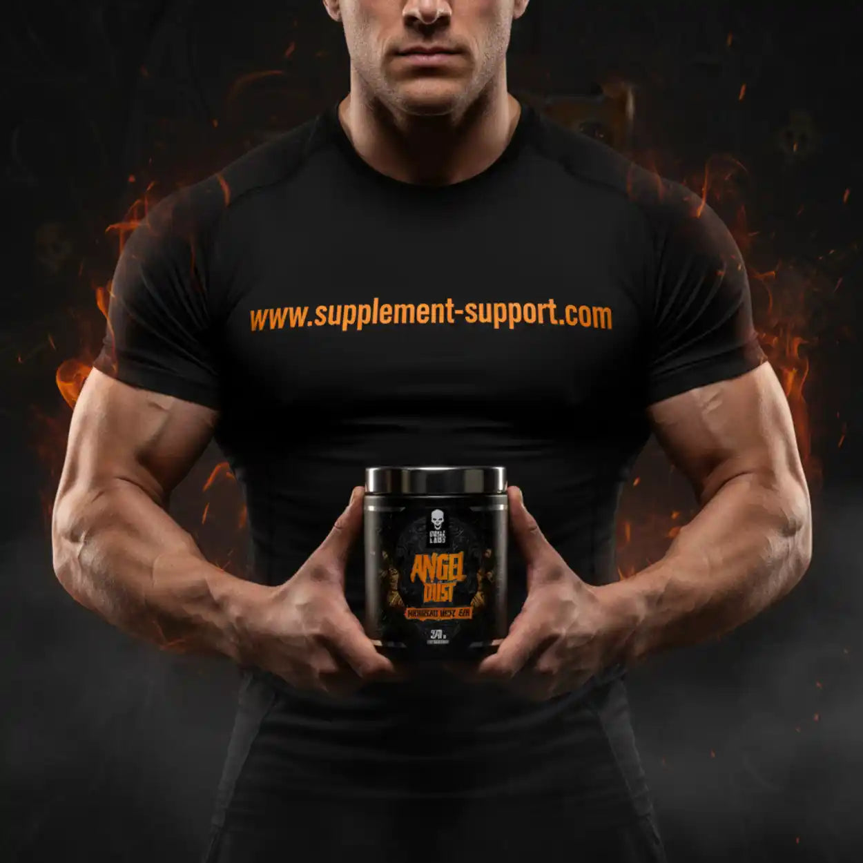 Muskulöser Mann in schwarzem Shirt hält Pre-Workout Booster Dose, Fitness Nahrungsergänzung