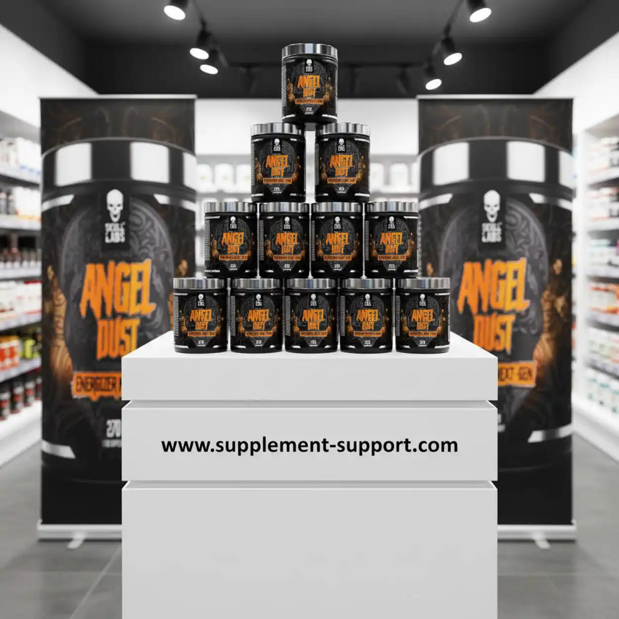 Mehrere Dosen Angel Dust Pre-Workout Booster auf Podest im Sportnahrung Geschäft ausgestellt.