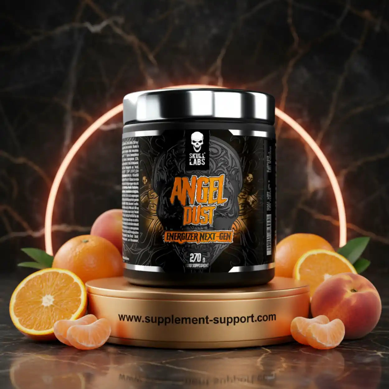 Skull Labs Angel Dust Pre-Workout Supplement mit Orangen und Pfirsichen auf Podest
