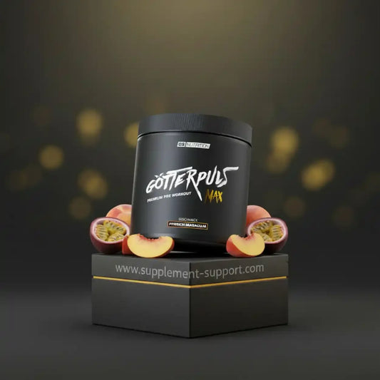 Götterpuls Max Pre Workout Pulver in schwarzer Dose, Pfirsich und Maracuja auf schwarzem Podest