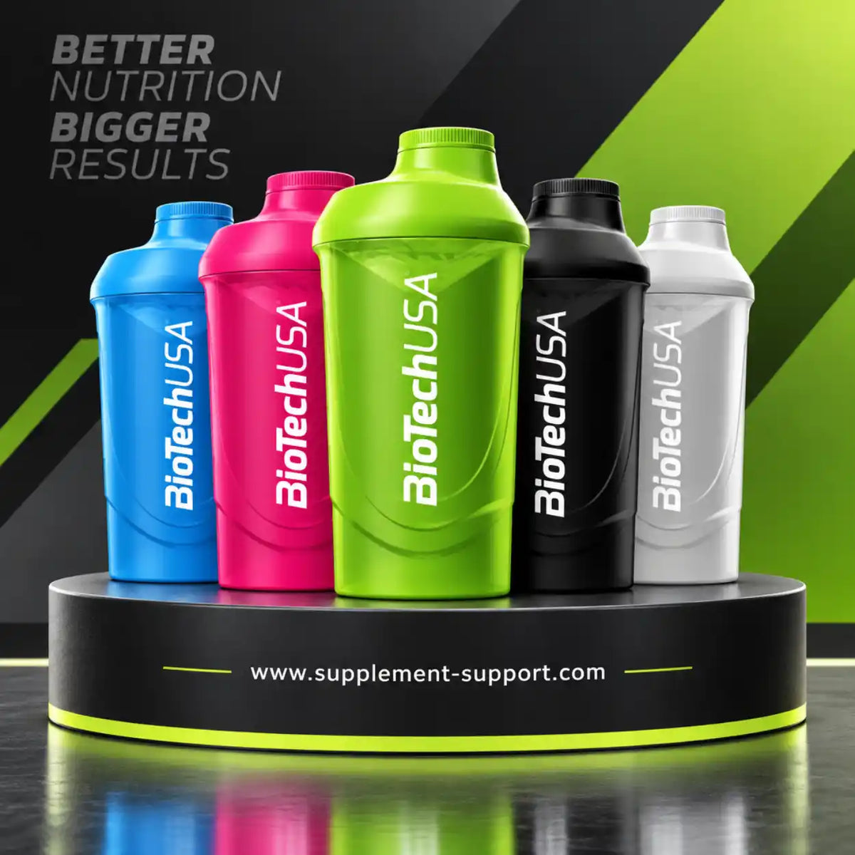 Fünf BioTech USA Protein Shaker in Blau, Pink, Grün, Schwarz und Weiß auf einem Podest.
