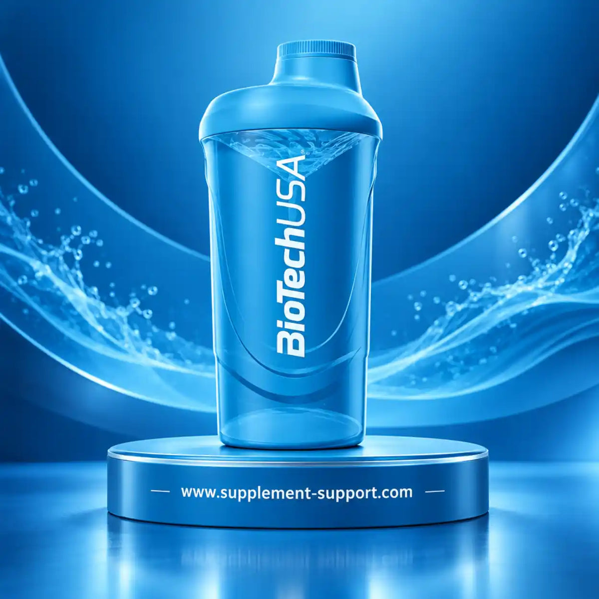 Blauer BioTech USA Protein Shaker auf einem Podest mit Wasserwirbeln im Hintergrund.