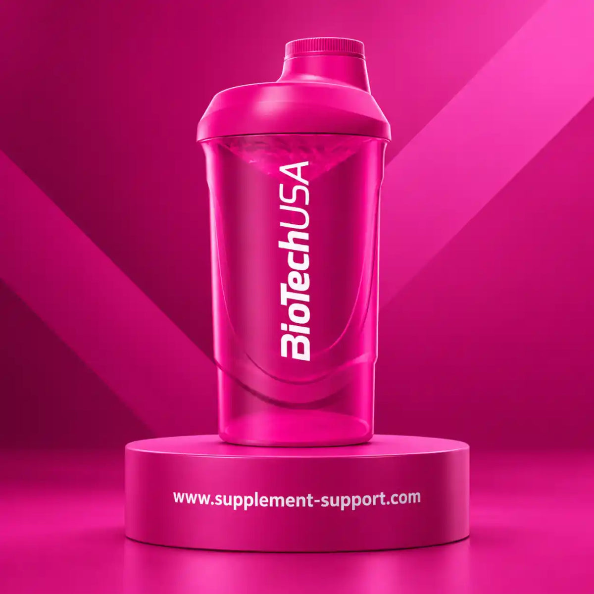 Pinker Protein Shaker von BioTech USA auf einem Podest vor pinkem Hintergrund