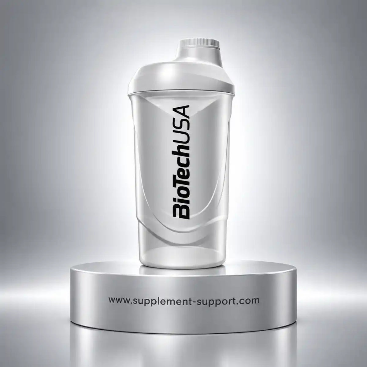 BioTech USA Protein Shaker in Weiß auf einem silbernen Podest