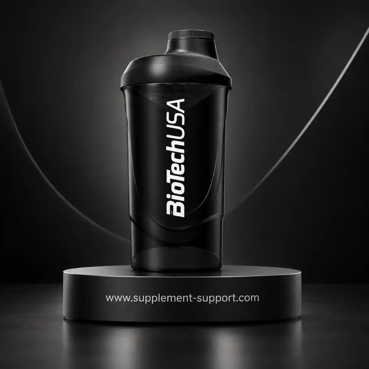Schwarzer BioTech USA Protein Shaker auf einem Podest vor dunklem Hintergrund