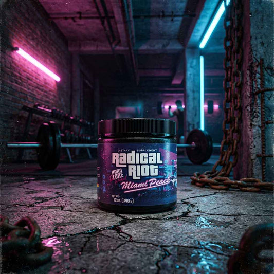 Undisputed Radical Riot V3 Hardcore Pre-Workout Miami Peach 340g in einem neonbeleuchteten Fitnessstudio