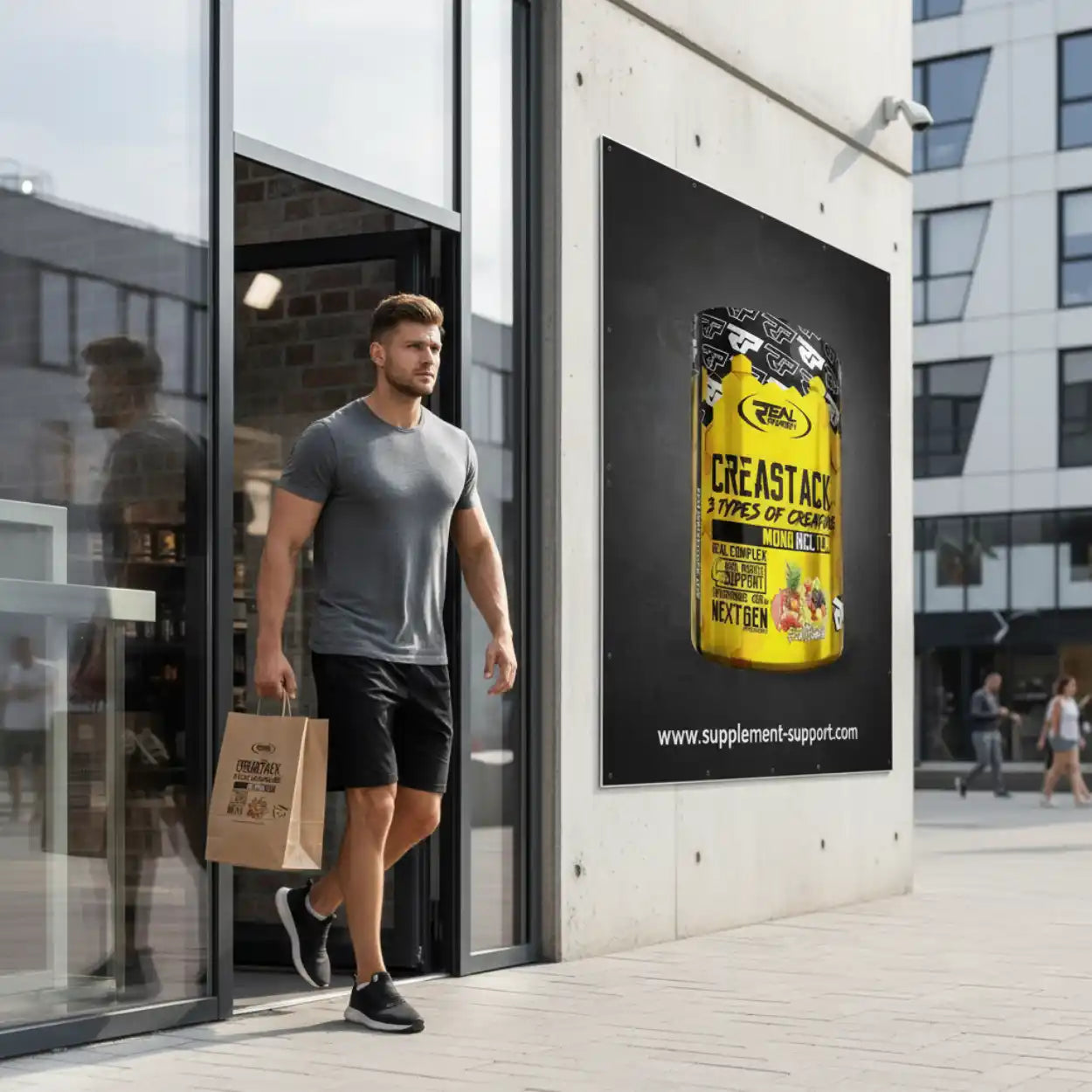 Sportler verlässt Geschäft mit Einkaufstüte, große Werbung für Creatin-Supplement an der Wand