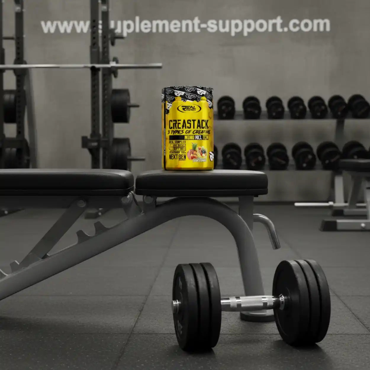 CREASTACK Creatin Supplement auf Hantelbank im Fitnessstudio neben Hantel, Regale im Hintergrund