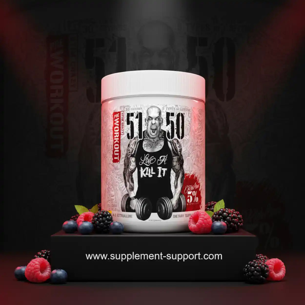 51-50 Workout Supplement Dose mit Beeren auf dunklem Hintergrund