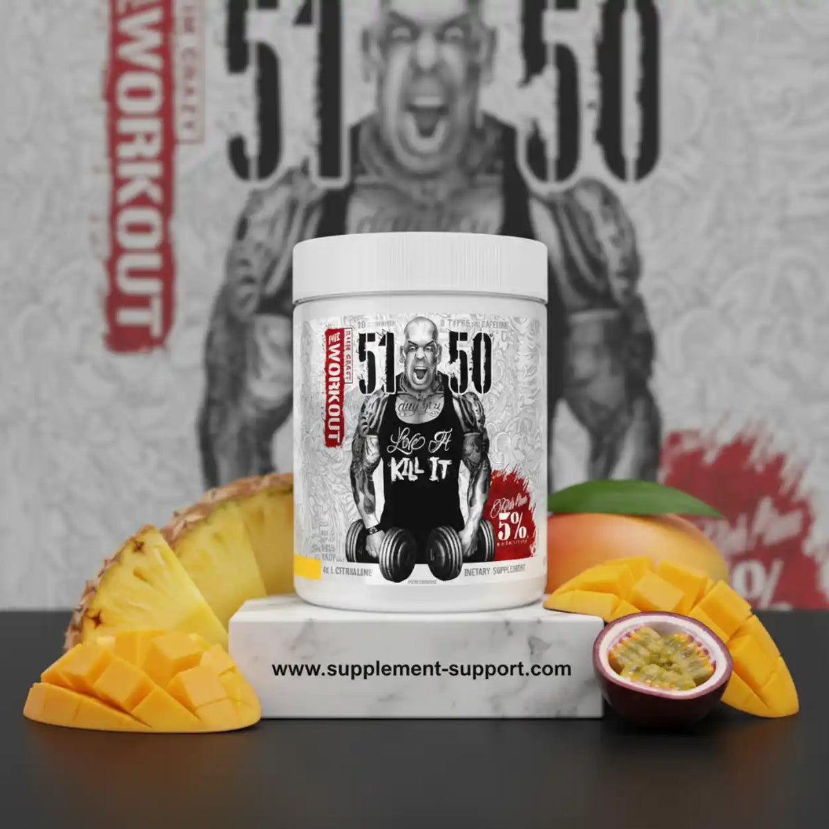 51-50 Pre-Workout Nahrungsergänzung mit Ananas und Mango auf weißem Marmor