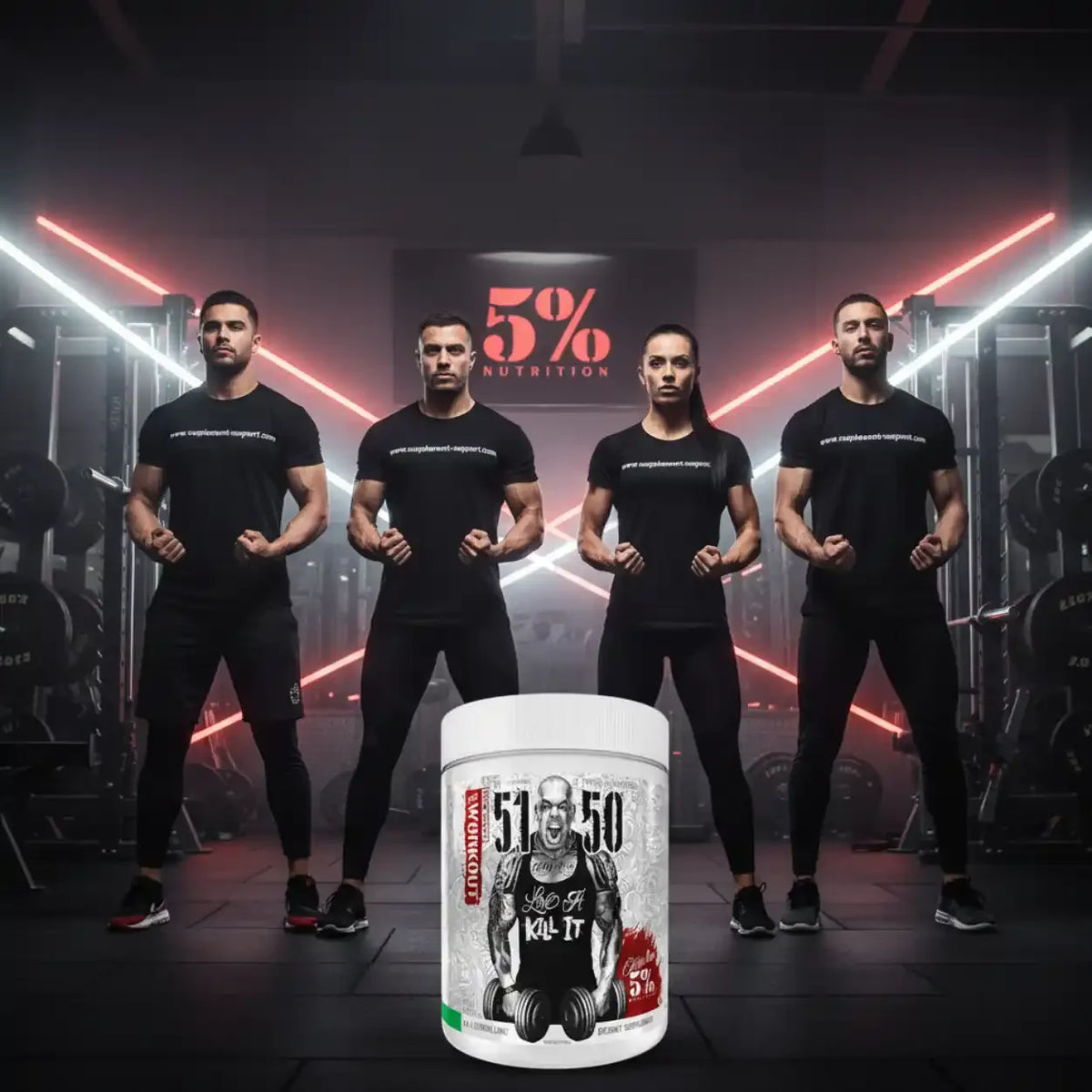 5% Nutrition Workout Supplement Dose vor vier muskulösen Athleten im Fitnessstudio